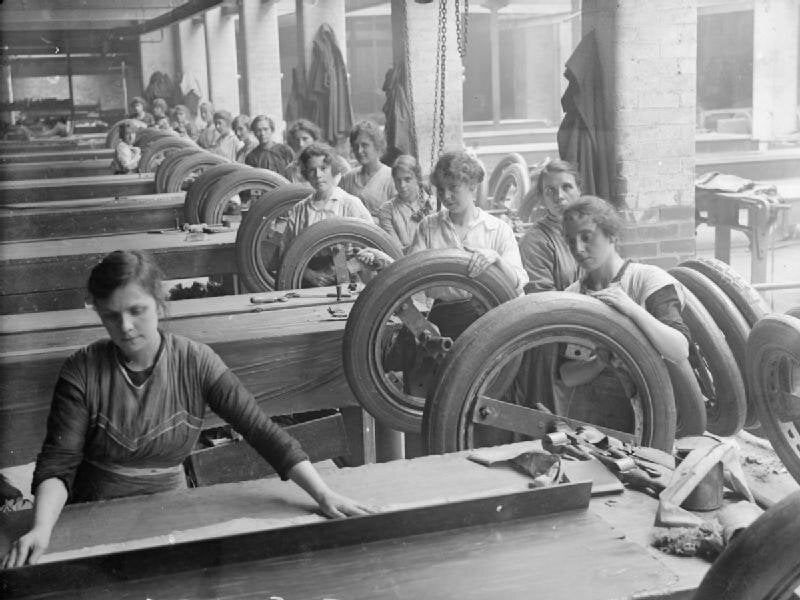 Women_at_work_in_a_Lancashire_Rubber_Factory_Q28232.jpg