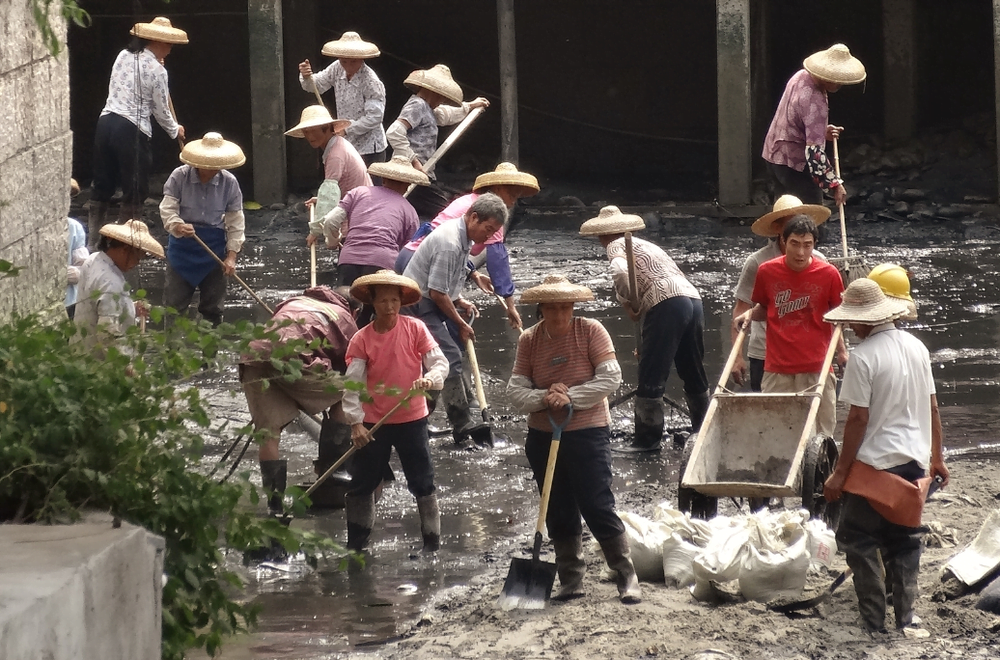 Chinese workers in Guangzhou clearing the sludge. Photo by Jeremy Smith (PRIME)